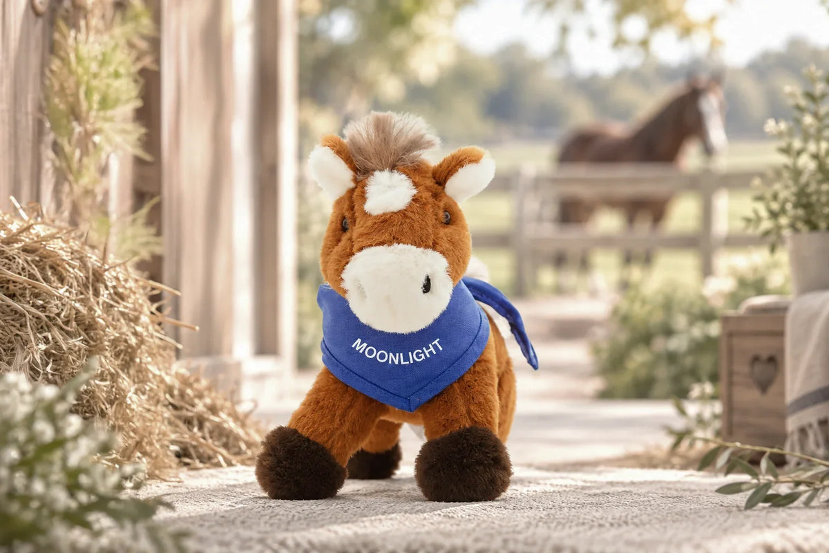 Plüschpony mit blauem Schal und individuellem Namens- oder Logoaufdruck