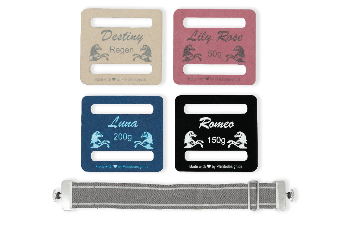 Deckenlabels mit Pferdenamen und Größenangabe