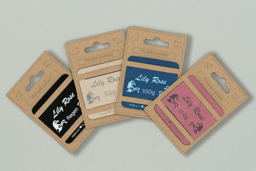 Personalisierte Deckenlabels von Pferdedesign.de mit Pferdenamen und Deckenart – klare Lesbarkeit, keine Verwechslungsgefahr, ideale Kennzeichnung für Pferdedecken im Stall.