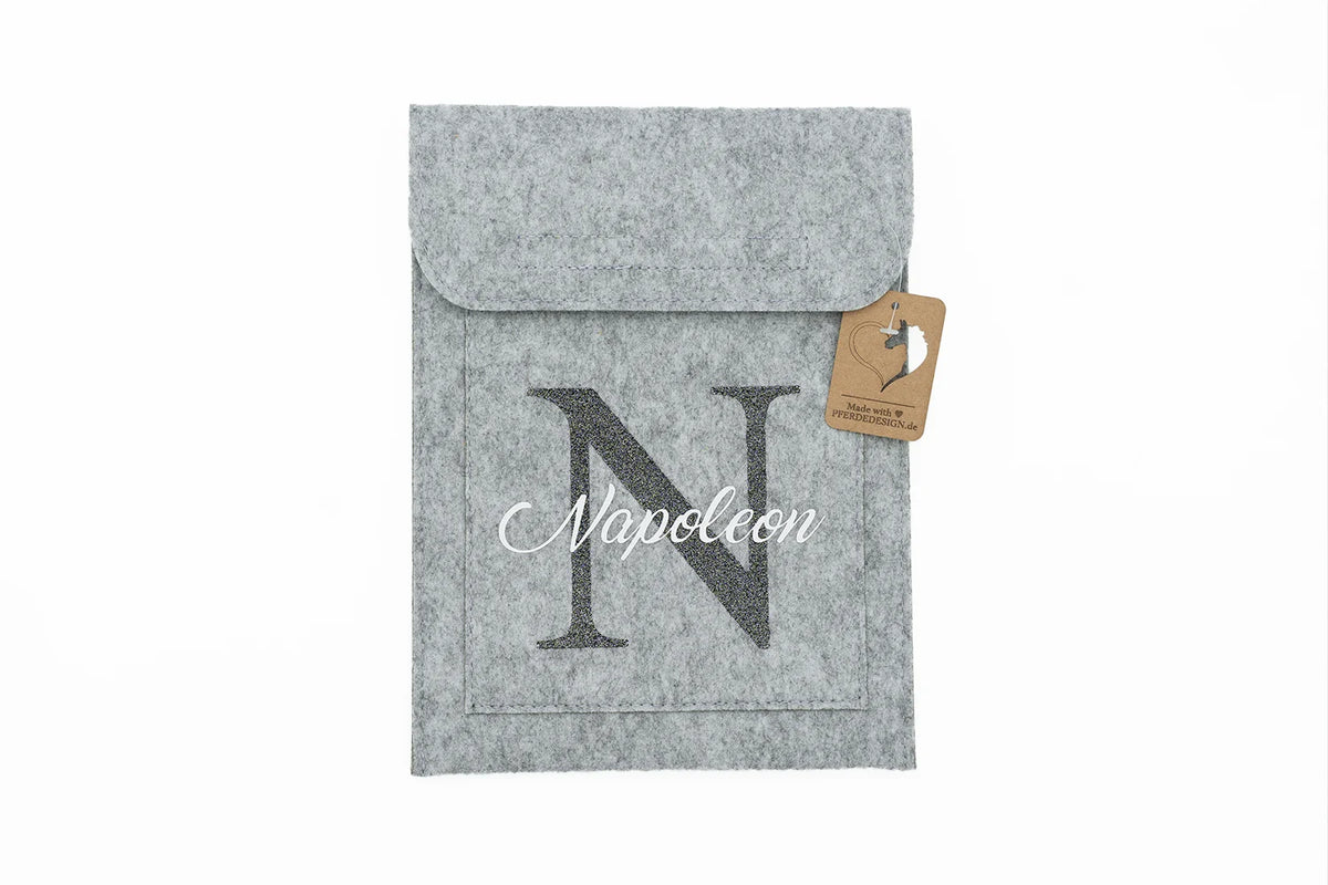 Stilvolle Equidenpasshülle aus Filz mit personalisiertem Aufdruck, ein echter Blickfang im Stall.