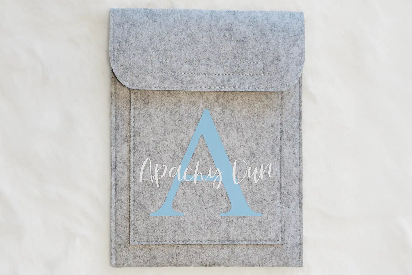 Filzetui, Equidenpasshülle, Hülle für Equidenpersonalisiert, Pferdenamen, Reitsportartikel, Geschenk für Reiter, Pferde Reitsportfachgeschäft, Reitsportbedarf Ratingen, Mettmann, Düsseldorf, Pferdeliebhaber, personalisierte Reitsportartikelass mit Pferdenamen, Pferdepasshülle