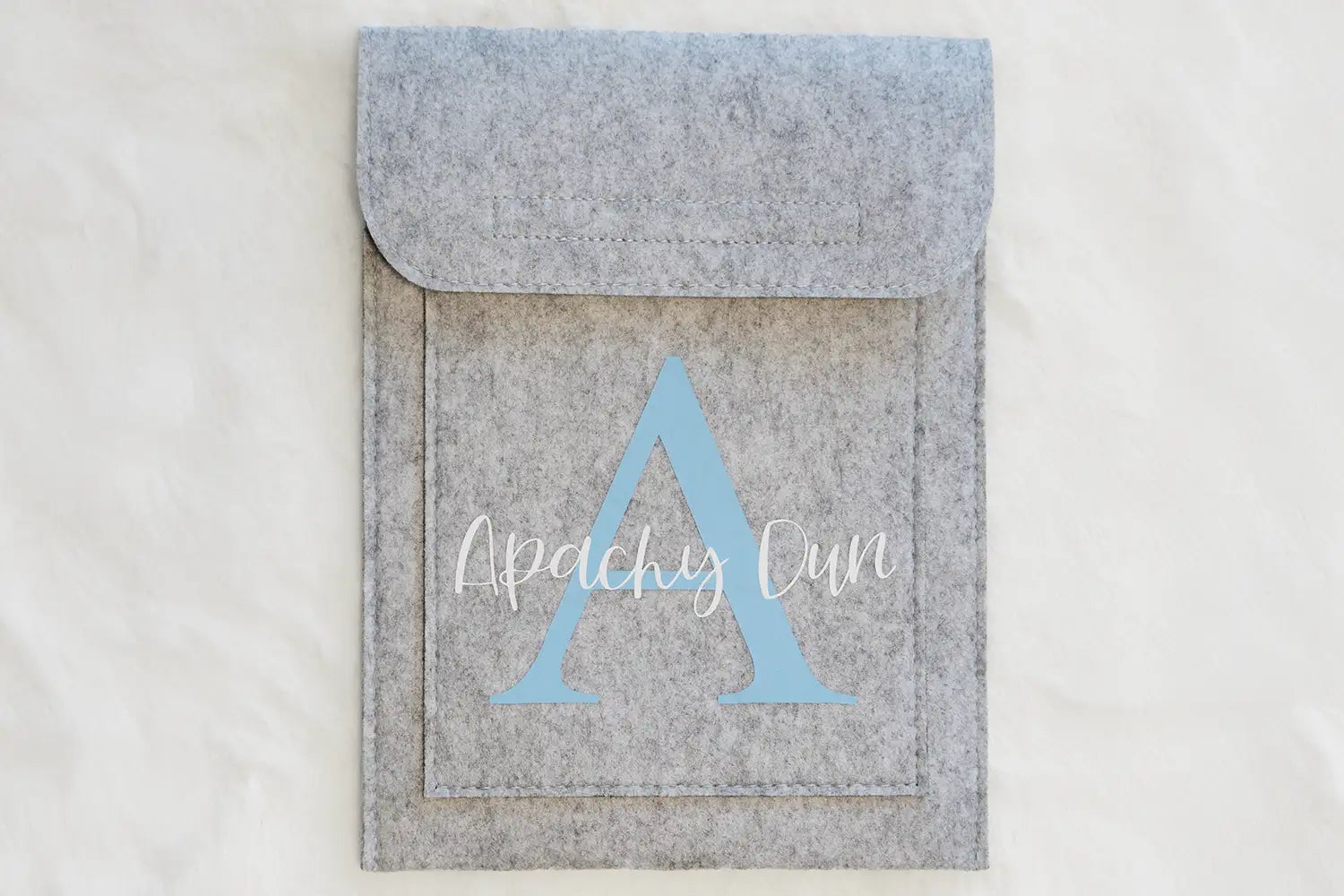 Filzetui, Equidenpasshülle, Hülle für Equidenpersonalisiert, Pferdenamen, Reitsportartikel, Geschenk für Reiter, Pferde Reitsportfachgeschäft, Reitsportbedarf Ratingen, Mettmann, Düsseldorf, Pferdeliebhaber, personalisierte Reitsportartikelass mit Pferdenamen, Pferdepasshülle