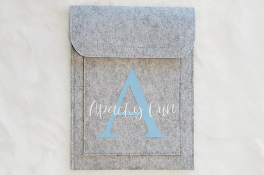 Filzetui, Equidenpasshülle, Hülle für Equidenpersonalisiert, Pferdenamen, Reitsportartikel, Geschenk für Reiter, Pferde Reitsportfachgeschäft, Reitsportbedarf Ratingen, Mettmann, Düsseldorf, Pferdeliebhaber, personalisierte Reitsportartikelass mit Pferdenamen, Pferdepasshülle