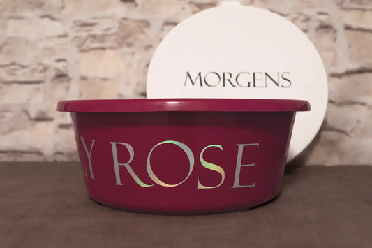 Müslischale Pferd, Futterschale Pferd, Futterdose personalisiert, personalisierte Futterschale, Futterdose, personalisiert, Pferdenamen, Reitsportartikel, Geschenk für Reiter, Pferde Reitsportfachgeschäft, Reitsportbedarf Ratingen, Mettmann, Düsseldorf, Pferdeliebhaber, personalisierte Reitsportartikel,