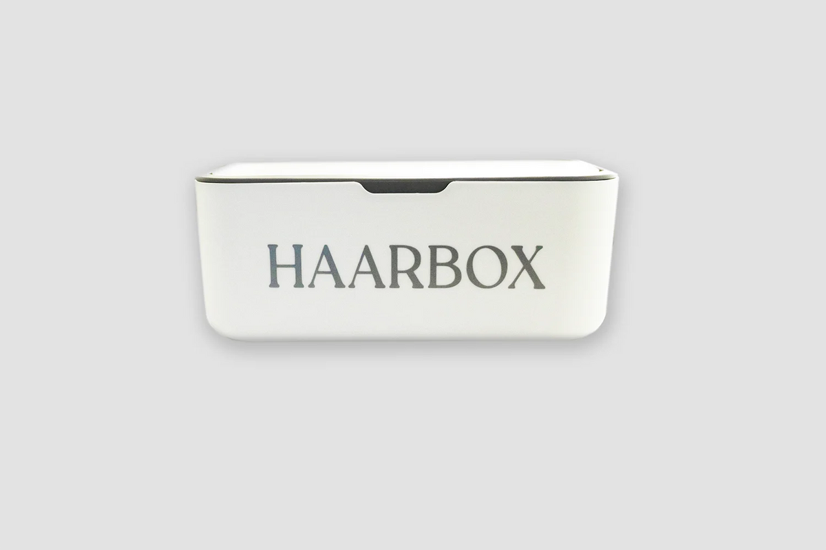 Weiße Sammelbox für Pferdehaare mit Aufschrift Haarbox – Erinnerungsstück für Pferdebesitzer