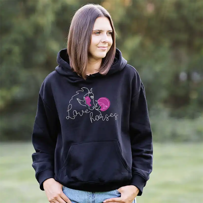 Frau im schwarzen Kapuzenpullover Love horses mit rosa Aufdruck