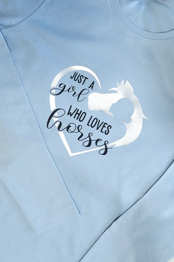 Pferdepullover, Pullover für Reiter, Reitbekleidung, Hoodie mit Pferdemotiv, personalisiert, Pferdenamen, Reitsportartikel, Geschenk für Reiter, Pferde Reitsportfachgeschäft, Reitsportbedarf Ratingen, Mettmann, Düsseldorf, Pferdeliebhaber, personalisierte Reitsportartikel,