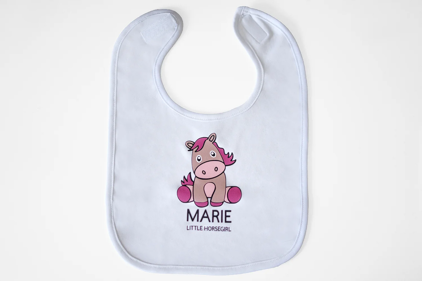 Personalisiertes Babylätzchen mit Namen und süßem Pferdemotiv – ideales Geschenk oder Geschenkidee für Geburt, Taufe, Geburtstag oder Weihnachten, perfekt für Reiter, Pferdebesitzer und Pferdeliebhaber. Für Jungen und Mädchen.