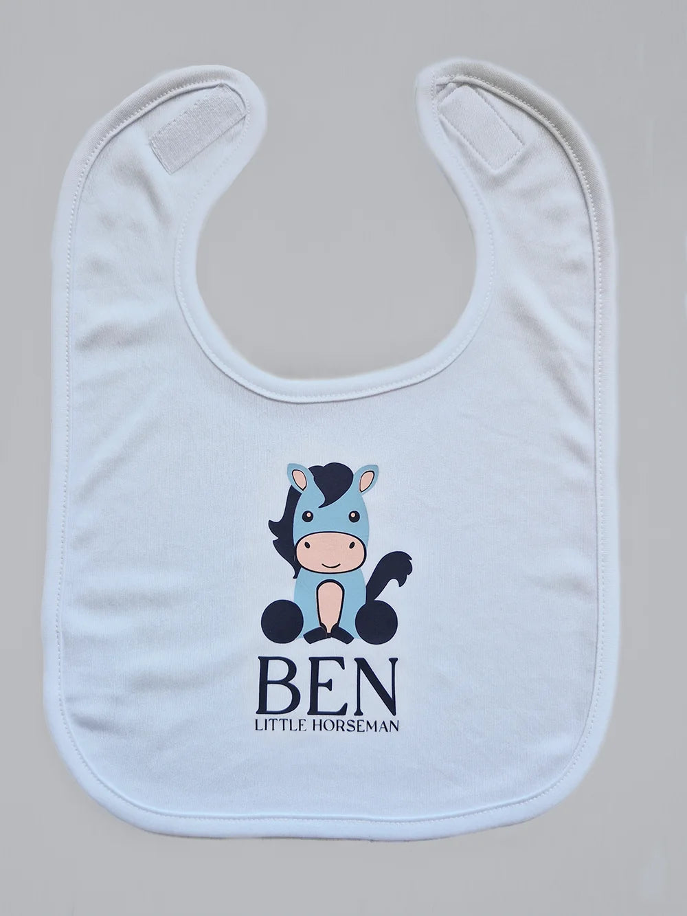 Personalisiertes Babylätzchen  für Jungen und Mädchen, mit Namen und süßem Pferdemotiv – ideales Geschenk oder Geschenkidee für Geburt, Taufe, Geburtstag oder Weihnachten, perfekt für Reiter, Pferdebesitzer und Pferdeliebhaber.