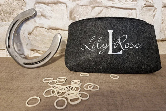 personalisiert, Pferdenamen, Reitsportartikel, Geschenk für Reiter, Pferde Reitsportfachgeschäft, Reitsportbedarf Ratingen, Mettmann, Düsseldorf, Pferdeliebhaber, Aufbewahrung Putzzeug, personalisierte Reitsportartikel, schlampermäppchen