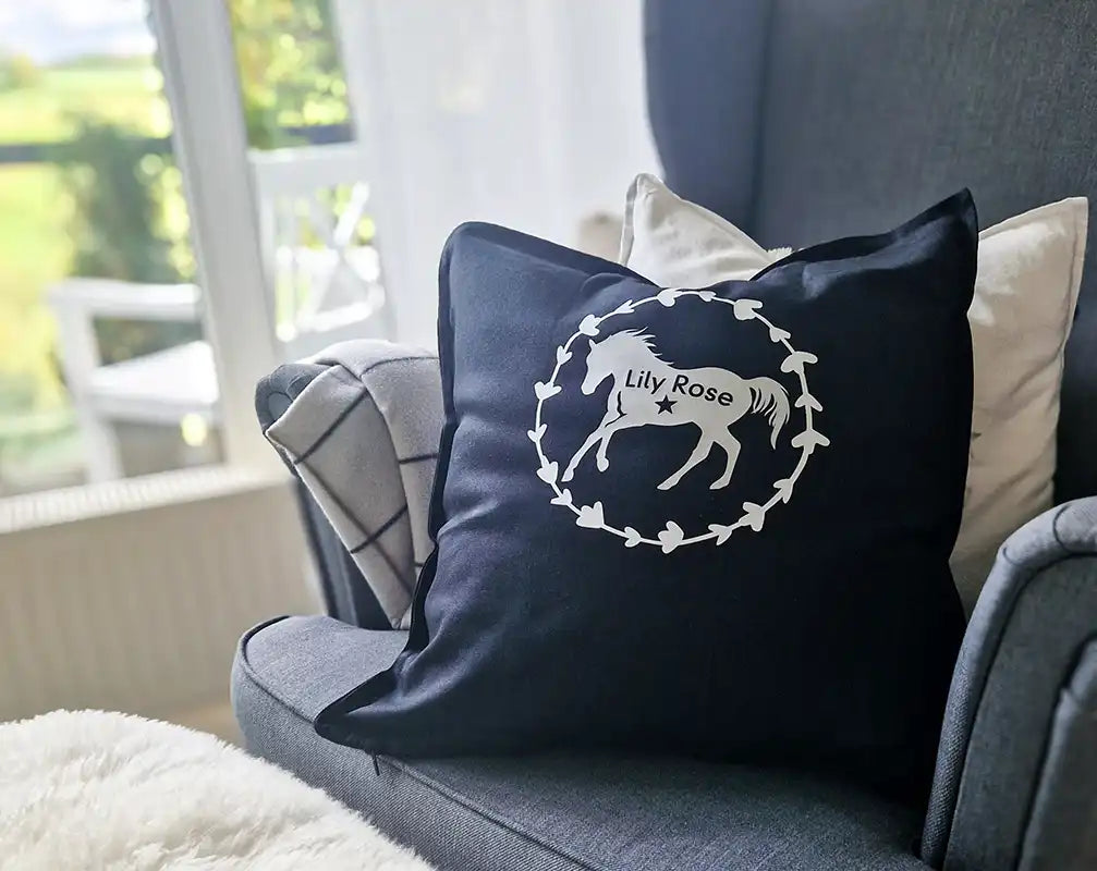 pferdekissen schwarz, kissen mit pferdemotiv, personalisierte pferdeprodukte, pferdedesign, kissen mit pferdeaufdruck, geschenk für reiter, geschenk für pferdeliebhaber