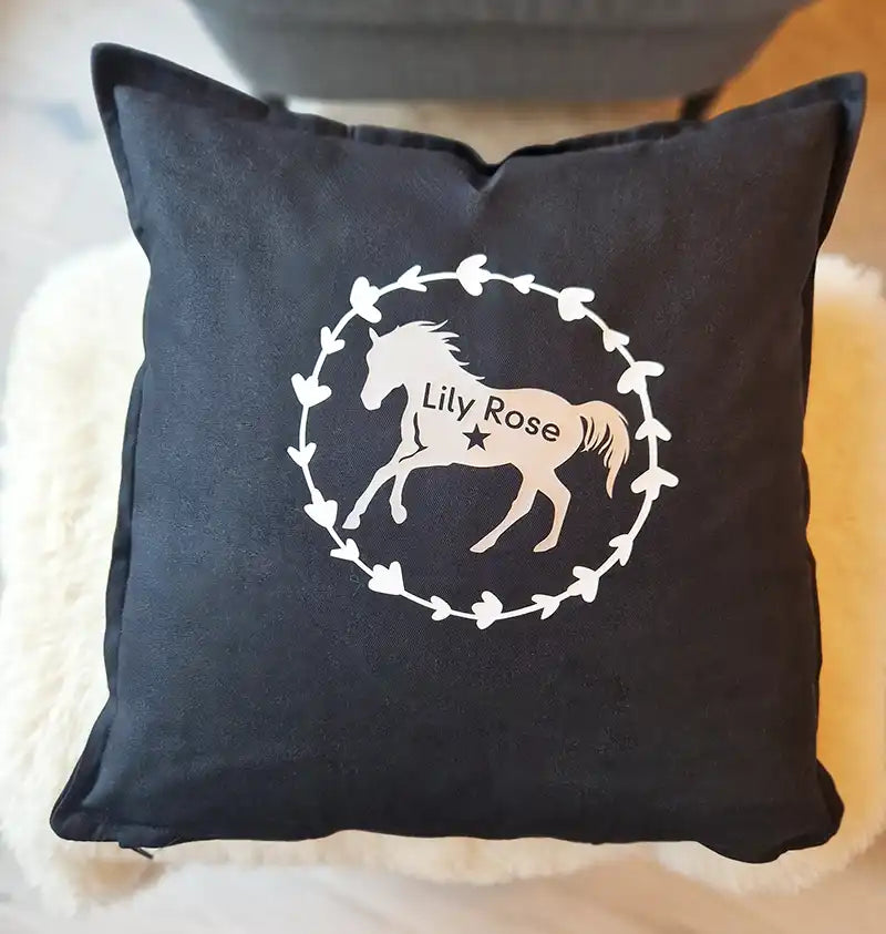 pferdekissen, kissen mit pferdemotiv, personalisierte pferdeprodukte, pferdedesign, kissen mit pferdeaufdruck, geschenk für reiter, geschenk für pferdeliebhaber, pferdekissen schwarz