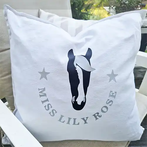 pferdekissen, kissen mit pferdemotiv, personalisierte pferdeprodukte, pferdedesign, kissen mit pferdeaufdruck, geschenk für reiter, geschenk für pferdeliebhaber