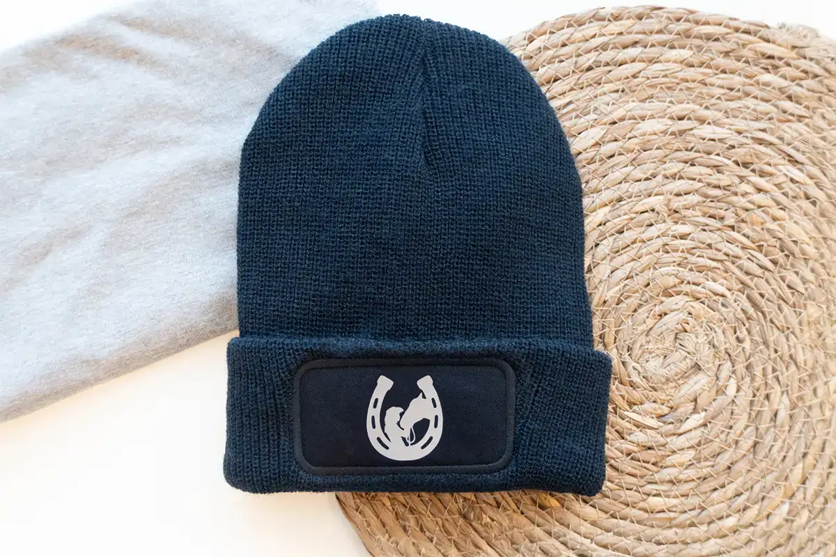 Mütze für Reiter, Reitsportbekleidung, Reitbekleidung, Mütze mit Pferdemotiv, personalisiert, Pferdenamen, Reitsportartikel, Geschenk für Reiter, Pferde Reitsportfachgeschäft, Reitsportbedarf Ratingen, Mettmann, Düsseldorf, Pferdeliebhaber, personalisierte Reitsportartikel,