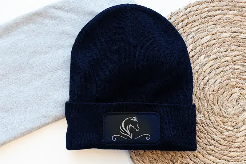 Mütze für Reiter, Reitsportbekleidung, Reitbekleidung, Mütze mit Pferdemotiv, personalisiert, Pferdenamen, Reitsportartikel, Geschenk für Reiter, Pferde Reitsportfachgeschäft, Reitsportbedarf Ratingen, Mettmann, Düsseldorf, Pferdeliebhaber, personalisierte Reitsportartikel,