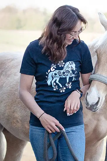 Frau im dunkelblauen T-Shirt mit Blumenpferd-Motiv – Reitershirt für Pferdefans
