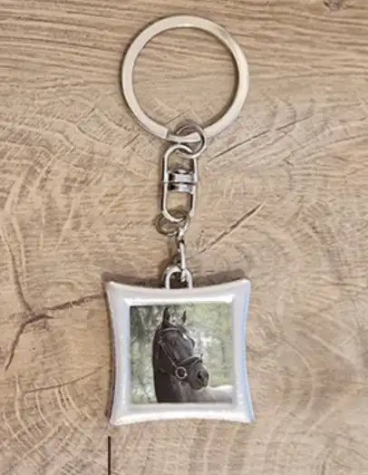 schlüsselanhänger personalisiert, pferdenamen, schlüsselanhänger pferdefoto, anhänger mit pferdenamen, reitsportartikel, geschenkideen für reiter, für pferdeliebhaber, geschenk pferde