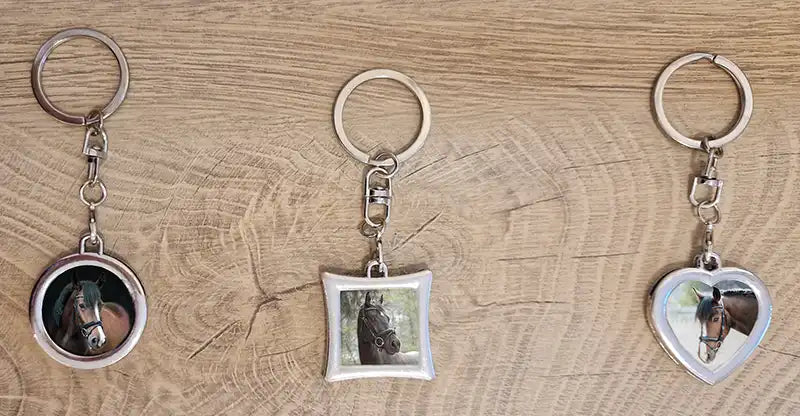 schlüsselanhänger personalisiert, schlüsselanhänger pferdefoto, anhänger mit pferdenamen, reitsportartikel, geschenkideen für reiter, für pferdeliebhaber, geschenk pferde, herz, kreis, quadrat, silber