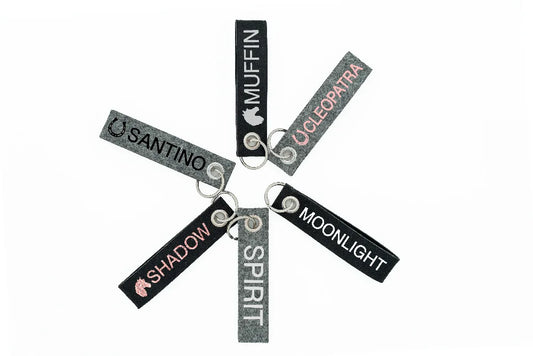 personalisierter Filz-Schlüsselanhänger mit Namen und Pferdemotiv von pferdedesign.de – individuelle Geschenkidee für Reiter, Pferdeliebhaber und Pferdebesitzer. Ideal für Reitvereine, Reiterhöfe und Stallgemeinschaften. Perfekt als Turniergeschenk, Vereinszubehör, Schlüsselanhänger fürs Halfter, Spind oder Sattelschrank.