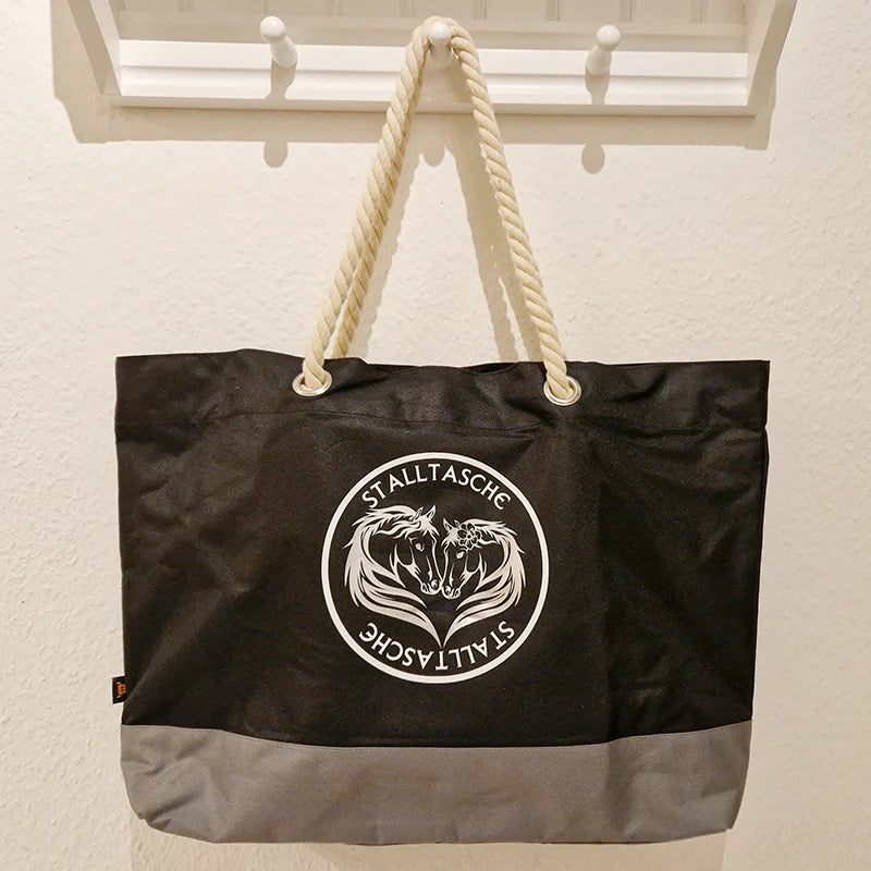 Tasche Reitsportbedarf, personalisiert, Pferdenamen, Reitsportartikel, Geschenk für Reiter, Pferde Reitsportfachgeschäft, Reitsportbedarf Ratingen, Mettmann, Düsseldorf, Pferdeliebhaber, personalisierte Reitsportartikel,  Reitsporttasche, Tasche Reitstiefel, Pferdedecke, Stalltasche