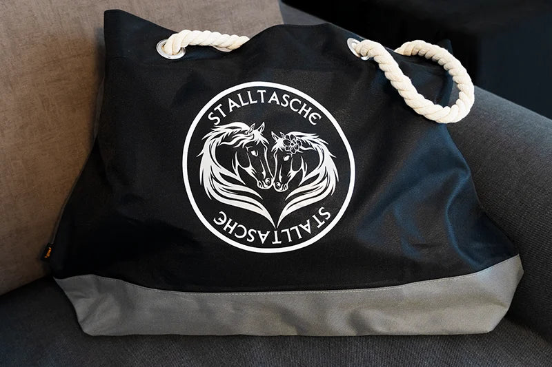 Tasche Reitsportbedarf, personalisiert, Pferdenamen, Reitsportartikel, Geschenk für Reiter, Pferde Reitsportfachgeschäft, Reitsportbedarf Ratingen, Mettmann, Düsseldorf, Pferdeliebhaber, personalisierte Reitsportartikel, Reitsporttasche, Tasche Reitstiefel, Pferdedecke, Stalltasche