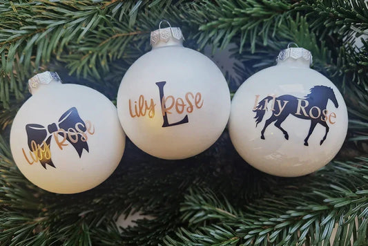 Personalisierte Weihnachtskugeln mit Motiv und Namen – perfekte Geschenkidee für Reiter, Pferdeliebhaber, Pferdebesitzer, Reitvereine oder Reiterbetriebe. Ideal als Weihnachtsgeschenk, Adventsüberraschung, Deko für den Weihnachtsbaum oder als besonderes Mitbringsel in der Stallgemeinschaft.