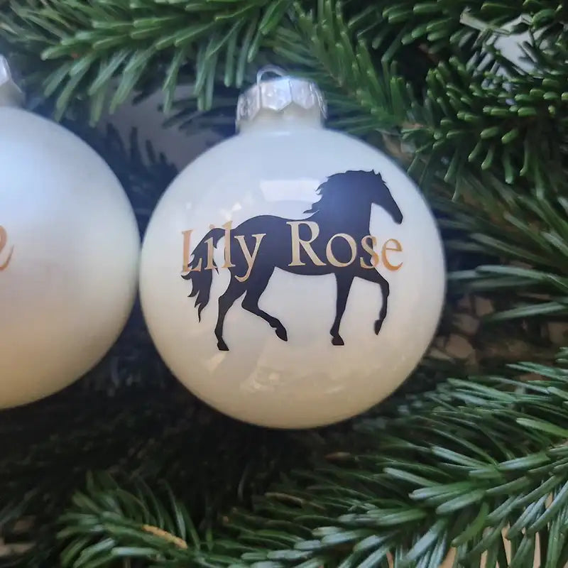 personalisiert, Pferdenamen, Reitsportartikel, Geschenk für Reiter, Pferde Reitsportfachgeschäft, Reitsportbedarf Ratingen, Mettmann, Düsseldorf, Pferdeliebhaber, Personalisierte Weihnachtskugel mit pferdename, christbaumkugel personalisiert, weihnachtsbaumkugel