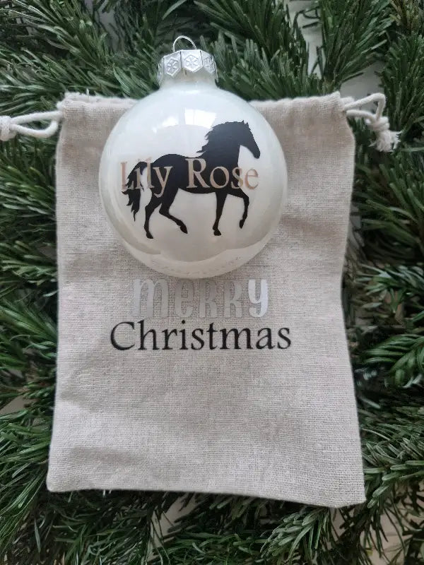 personalisiert, Pferdenamen, Reitsportartikel, Geschenk für Reiter, Pferde Reitsportfachgeschäft, Reitsportbedarf Ratingen, Mettmann, Düsseldorf, Pferdeliebhaber, Personalisierte Weihnachtskugel mit pferdename, christbaumkugel personalisiert, weihnachtsbaumkugel