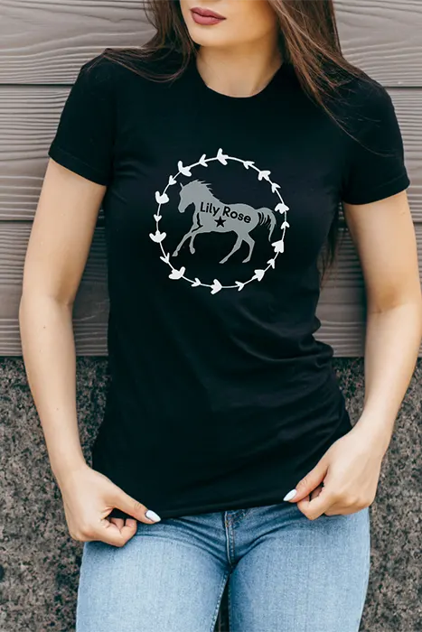 Schwarzes Reitershirt mit Pferdenamen im Kreis-Design – personalisiertes T-Shirt für Reiter
