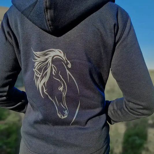 jacke reiter, reitsportartikel, bekleidung reiter, sweatshirtjacke, kapuzenjacke, personalisiert, pferdemotiv, navi, blau, geschenkidee, reitsportfachgeschäft, pferdedesign, wildes pfe