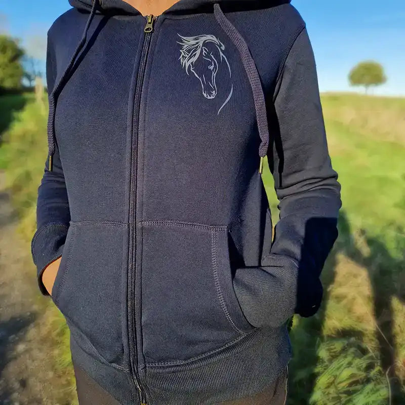 jacke reiter, reitsportartikel, bekleidung reiter, sweatshirtjacke, kapuzenjacke, personalisiert, pferdemotiv, navi, blau, geschenkidee, reitsportfachgeschäft, pferdedesign