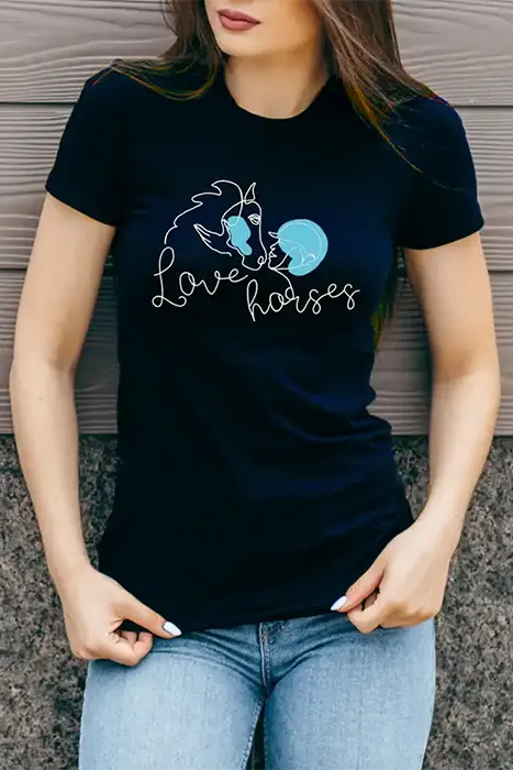 Frau im navy T-Shirt Love horses mit buntem Pferdemotiv
