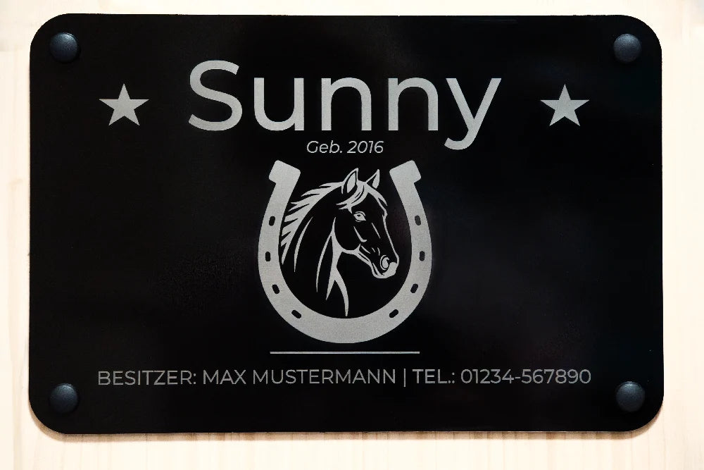 Schwarzes Aluminium-Boxenschild mit Pferdenamen, Hufeisen und Pferdekopf