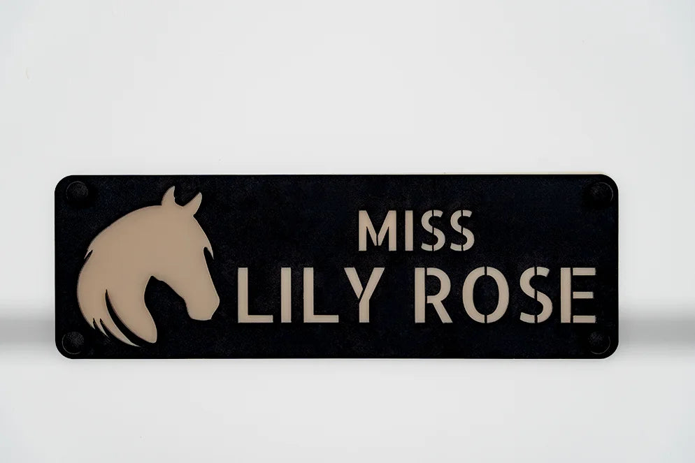 Edles 3D-Pferdeboxenschild in eleganter Elfenbeinfarbe mit personalisiertem Logo und Namensgravur – stilvolles, hochwertiges Schild für Pferdeboxen, das dezente Eleganz und Individualität ausstrahlt.