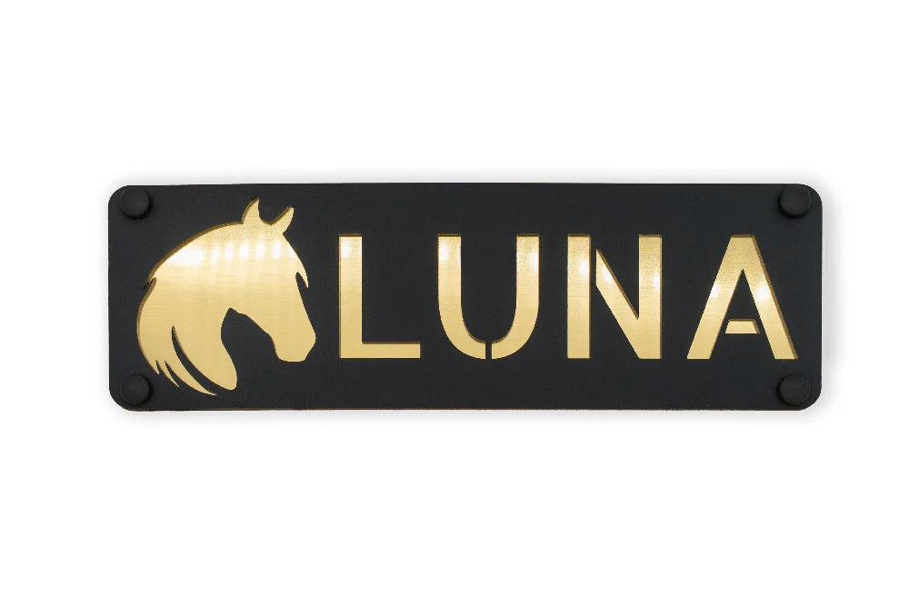 Schwarzes Boxenschild mit goldenem Pferdenamen und Pferdekopf
