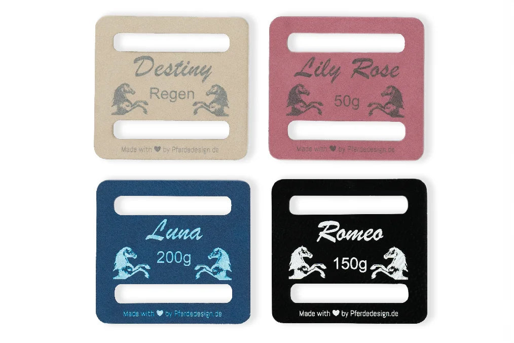 Personalisierte Deckenlabels von Pferdedesign.de mit Pferdenamen und Deckenart – klare Lesbarkeit, keine Verwechslungsgefahr, ideale Kennzeichnung für deine Pferdedecken im Stall. Personalisiere deine Pferdesachen und Reitsportartikel. Geschenkidee für Reiter und Pferdebesitzer. Auch als Geschenke für Pferdeliebhaber.