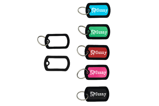 Personalisierter Aluminium-Anhänger mit Pferdenamen und Hufeisenmotiv von pferdedesignde.