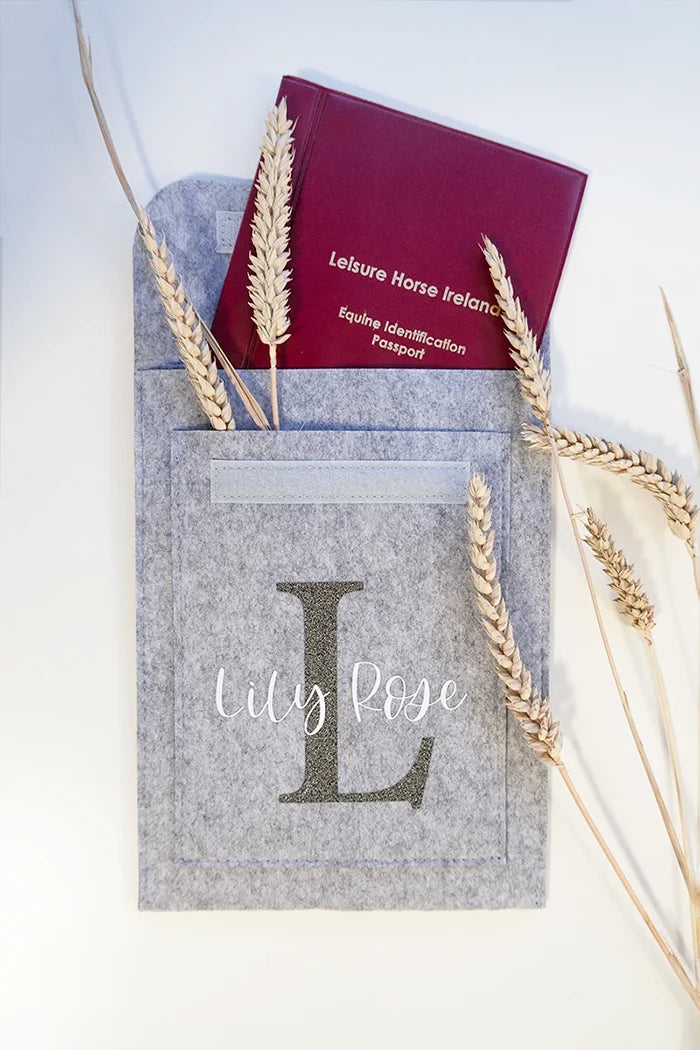 Equidenpasshülle, Hülle Pferdepass, Filzmäppchen personalisiert, Filzhülle, personalisiert, Pferdenamen, Reitsportartikel, Geschenk für Reiter, Pferde Reitsportfachgeschäft, Reitsportbedarf Ratingen, Mettmann, Düsseldorf, Pferdeliebhaber, personalisierte Reitsportartikel