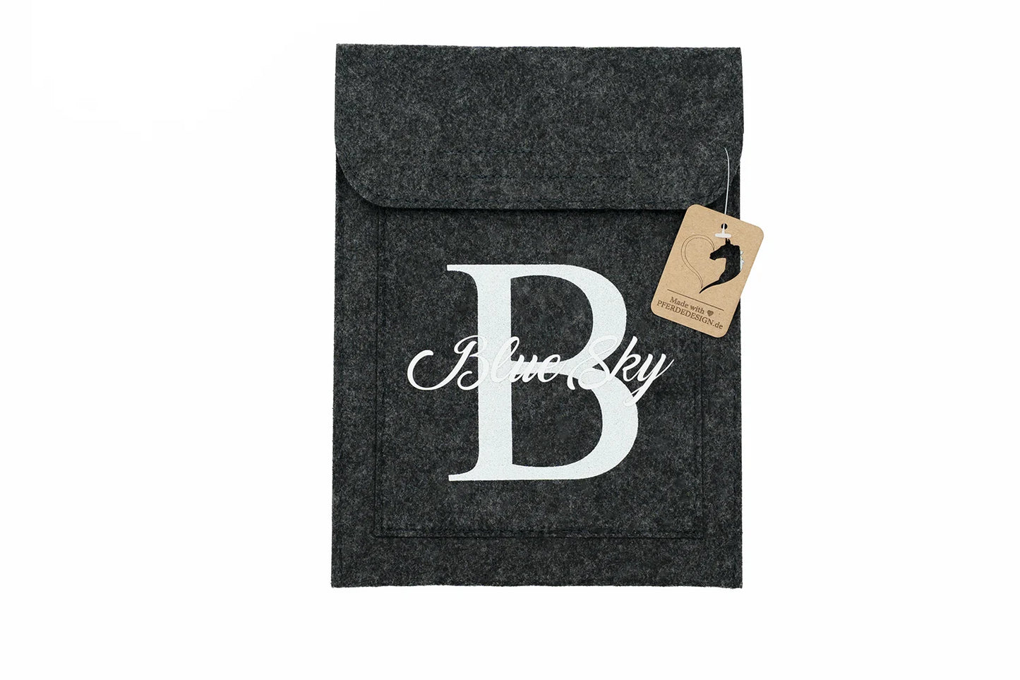 Hochwertige Filzhülle für den Equidenpass mit personalisiertem Schriftzug, praktisch und elegant zugleich.