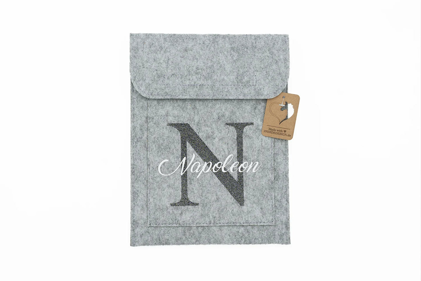 Stilvolle Equidenpasshülle aus Filz mit personalisiertem Aufdruck, ein echter Blickfang im Stall.