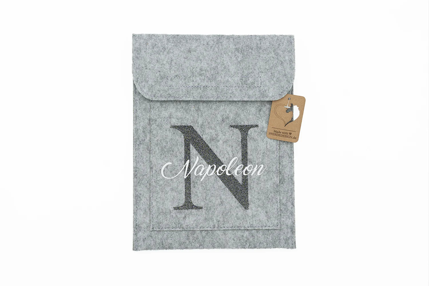 Stilvolle Equidenpasshülle aus Filz mit personalisiertem Aufdruck, ein echter Blickfang im Stall.