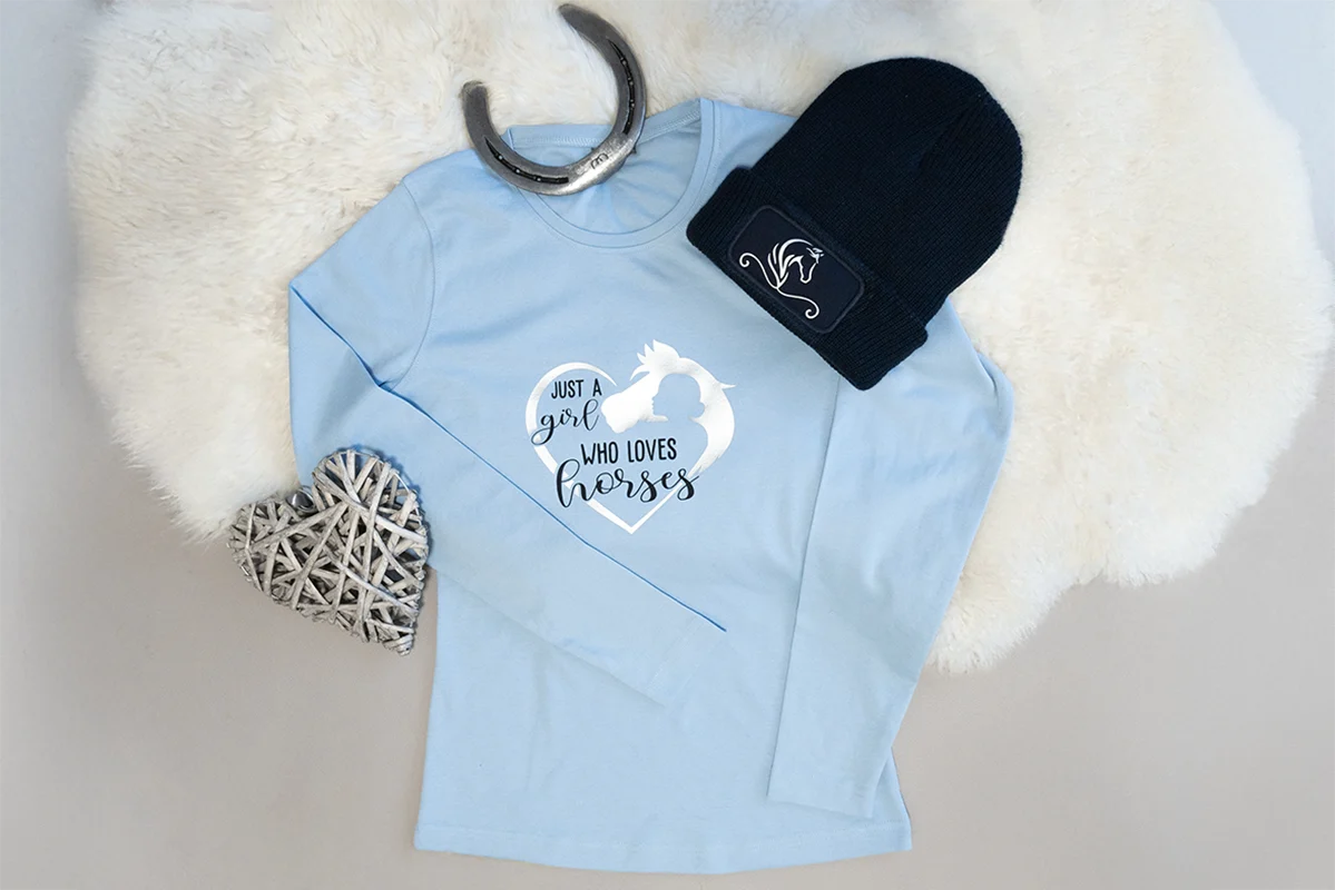 Hellblaues Langarmshirt Just a girl who loves horses mit Mütze und Hufeisen – Geschenk für Pferdeliebhaberinnen