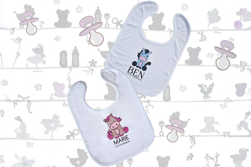 Personalisiertes Babylätzchen mit Namen und süßem Pferdemotiv – ideales Geschenk oder Geschenkidee für Geburt, Taufe, Geburtstag oder Weihnachten, perfekt für Reiter, Pferdebesitzer und Pferdeliebhaber.