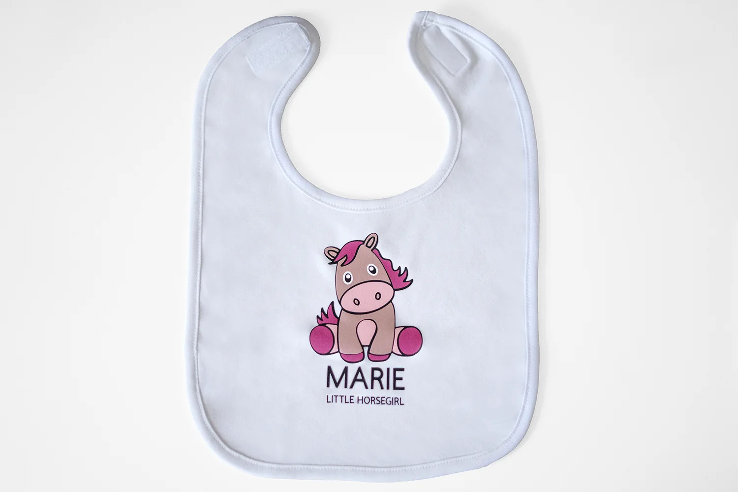 Personalisiertes Babylätzchen mit Namen und süßem Pferdemotiv – ideales Geschenk oder Geschenkidee für Geburt, Taufe, Geburtstag oder Weihnachten, perfekt für Reiter, Pferdebesitzer und Pferdeliebhaber. Für Jungen und Mädchen.