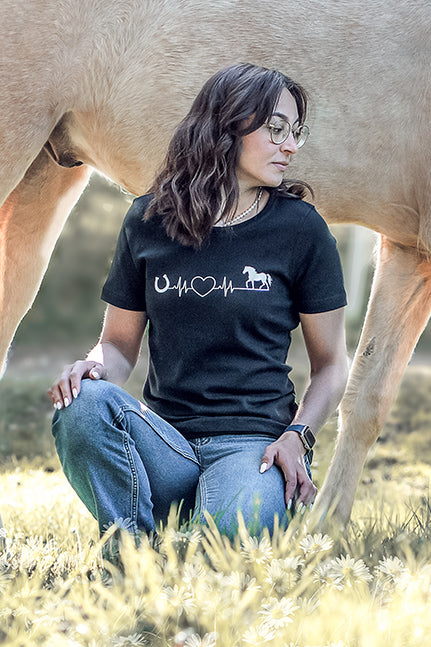 Pferdeliebe – Dein Herzschlag T-Shirt für Reiter & Pferdefanshirt