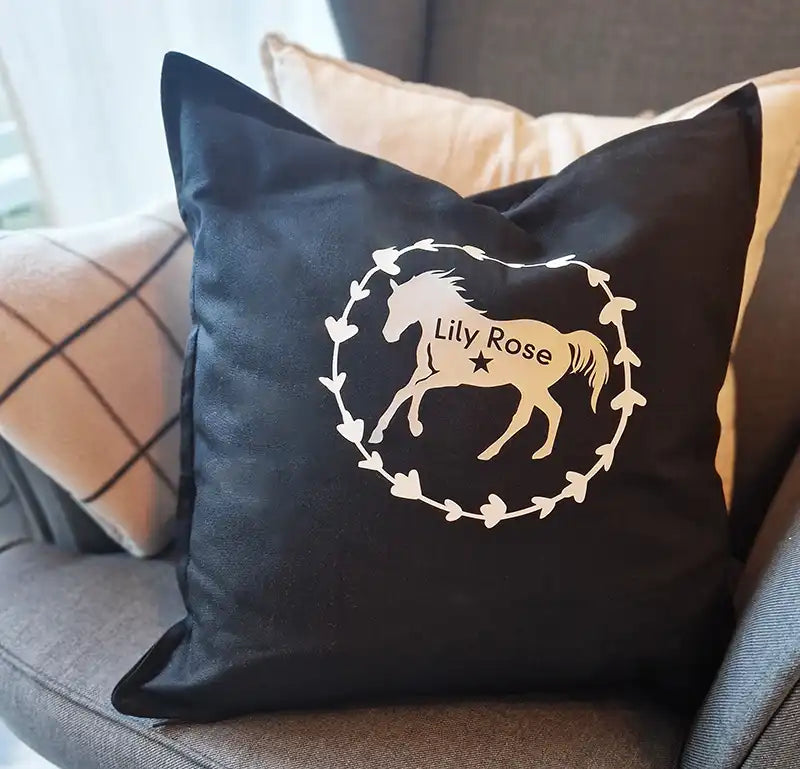 pferdekissen, kissen mit pferdemotiv, personalisierte pferdeprodukte, pferdedesign, kissen mit pferdeaufdruck, geschenk für reiter, geschenk für pferdeliebhaber, horse design