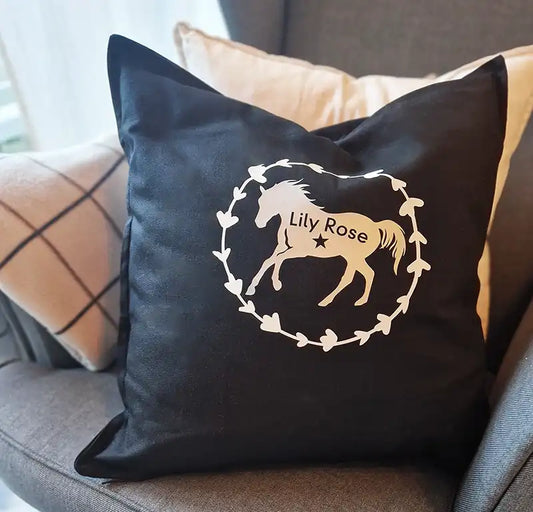 pferdekissen, kissen mit pferdemotiv, personalisierte pferdeprodukte, pferdedesign, kissen mit pferdeaufdruck, geschenk für reiter, geschenk für pferdeliebhaber, horse design