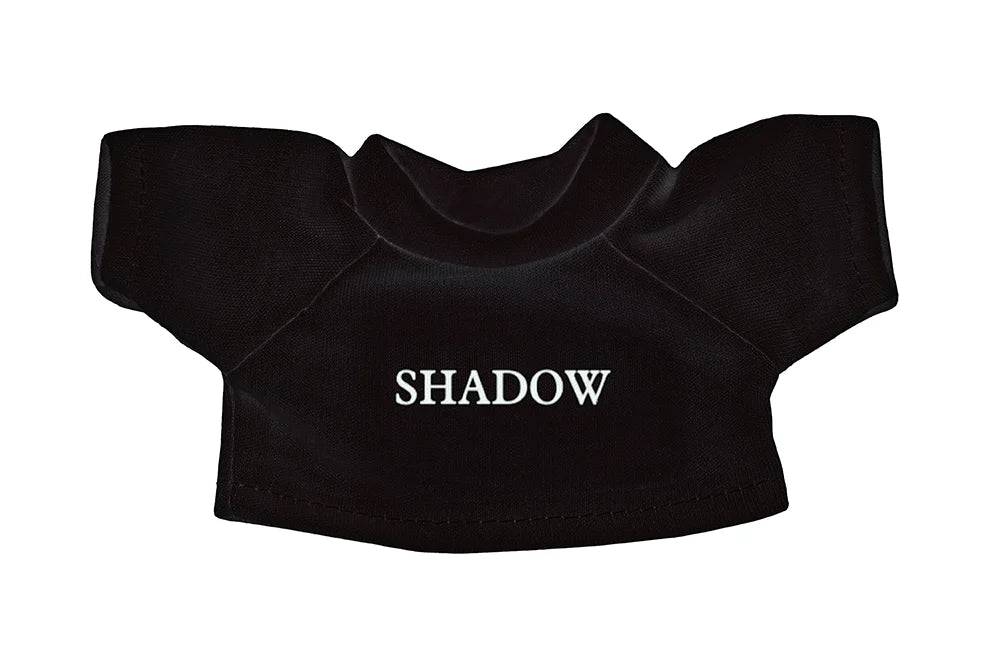 Sitzendes Plüschpony mit braunem Fell, weißer Blesse und kuscheliger Oberfläche und schwarzem Pulli personalisiert mit Namen.