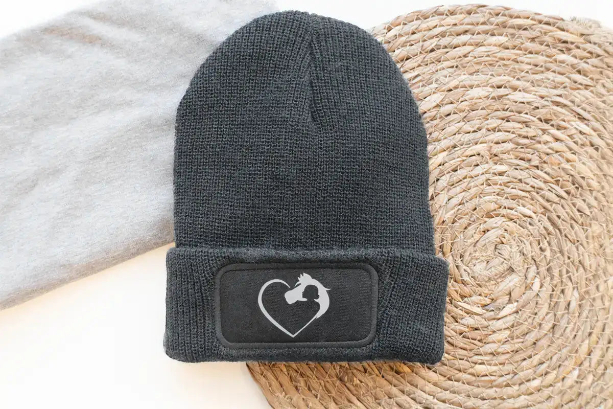 Mütze für Reiter, Reitsportbekleidung, Reitbekleidung, Mütze mit Pferdemotiv, personalisiert, Pferdenamen, Reitsportartikel, Geschenk für Reiter, Pferde Reitsportfachgeschäft, Reitsportbedarf Ratingen, Mettmann, Düsseldorf, Pferdeliebhaber, personalisierte Reitsportartikel, 