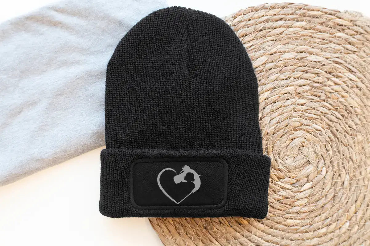 Gefütterte Mütze in Schwarz mit edlem Pferdedesign